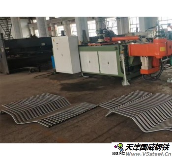 高壓鍋爐碳素?zé)o縫鋼管-Φ51×6mm 20G GB5310 管壁兩側(cè)水平焊接鰭片。鰭片規(guī)格：?jiǎn)芜厡?4mm，厚6mm，材質(zhì)：Q235